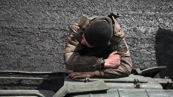 Боец Народной милиции ДНР у колонны военной техники в селе Свободное Донецкой народной республики