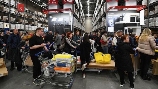 Люди стоят в очереди в кассы магазина IKEA в Химках Московской области