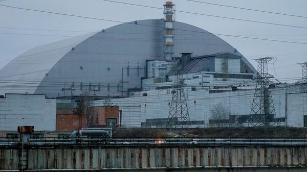 Изоляционное арочное сооружение над разрушенным в результате аварии 4-м энергоблоком Чернобыльской АЭС