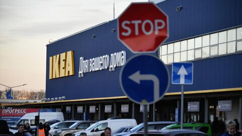 Люди возле магазина IKEA в Химках Московской области