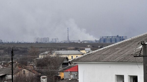 Вид на металлургический комбинат Азовсталь в Мариуполе из поселка Сартана в ДНР