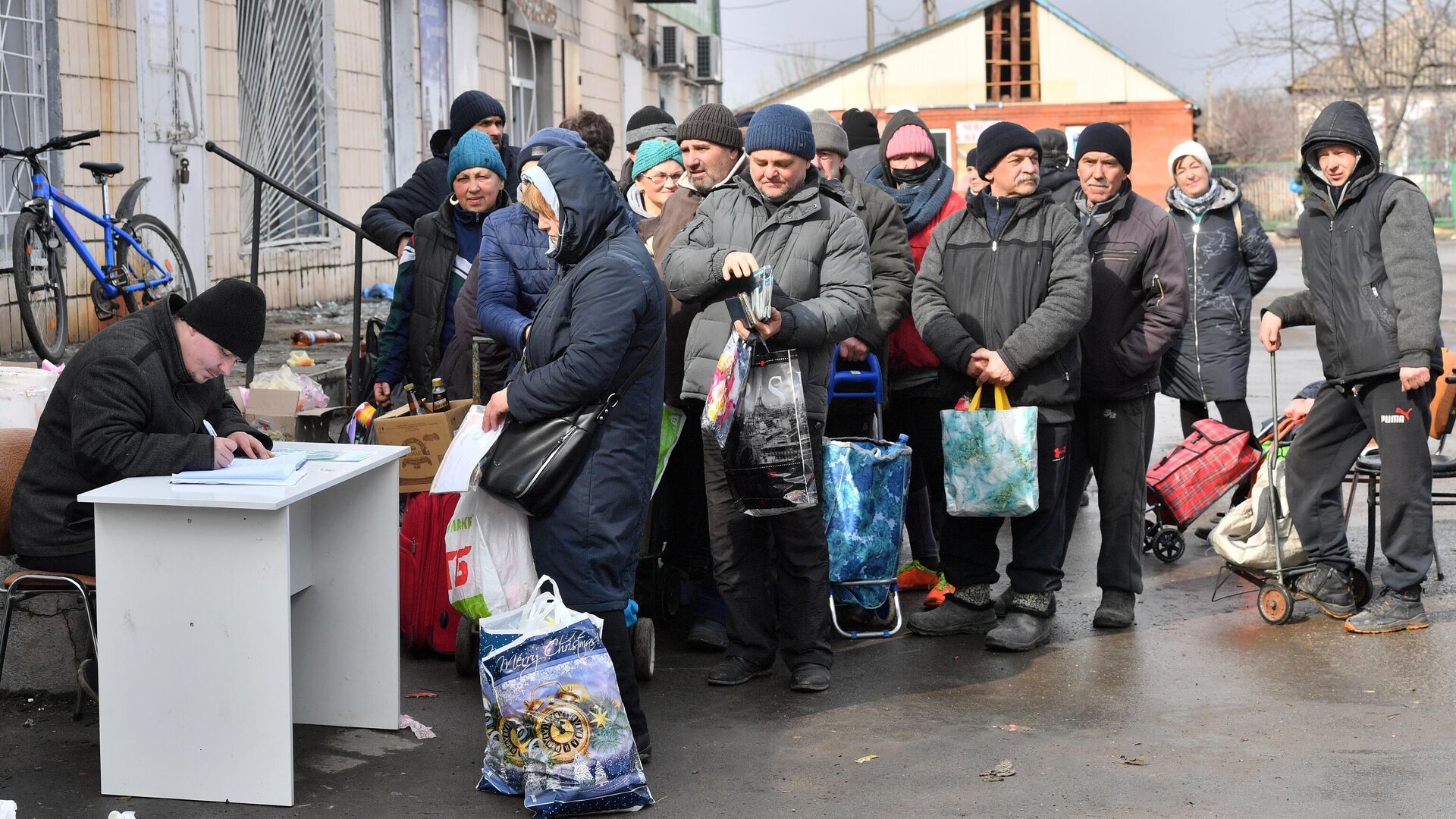 Местные жители получают гуманитарную помощь в поселке Сартана в ДНР - РИА Новости, 1920, 17.03.2022