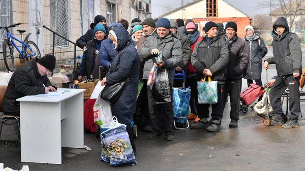 Местные жители получают гуманитарную помощь в поселке Сартана в ДНР
