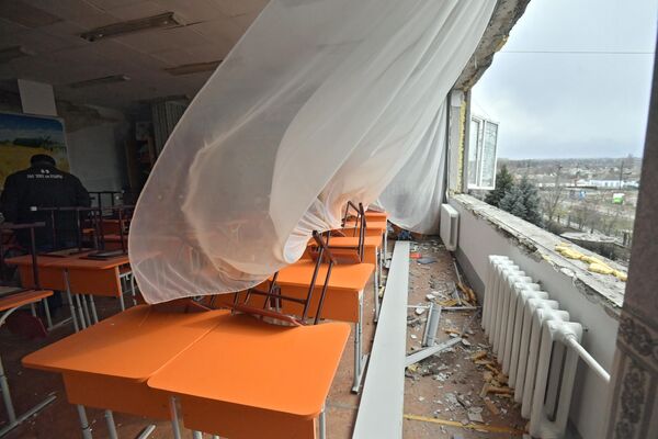 Выбитые взрывами окна в классе школы в поселке Сартана в Донецкой народной республике