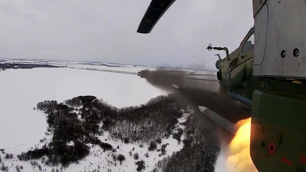 Ударный вертолет Ми-28 ВКС РФ во время выполнения боевого задания в ходе специальной военной операции на Украине. Стоп-кадр видео