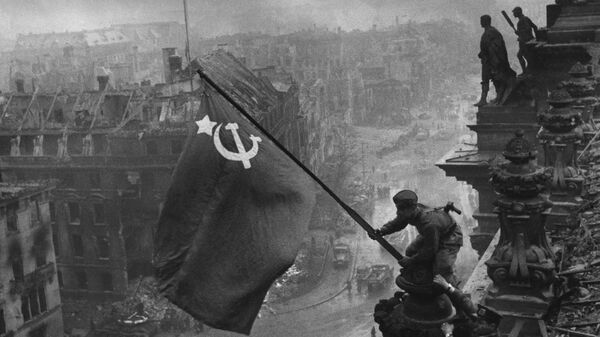 Знамя Победы над Рейхстагом. 2 мая 1945 года (Алексей Ковалев, Хаким Исмаилов, Леонид Горычев)