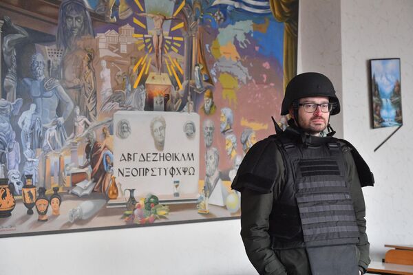 Мужчина в здании специализированной школы с углубленным изучением новогреческого языка в поселке Сартана в Донецкой народной республике