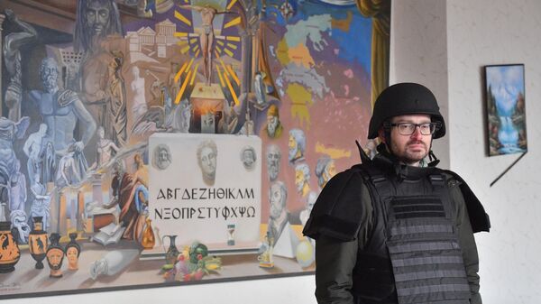 Мужчина в здании специализированной школы с углубленным изучением новогреческого языка в поселке Сартана в Донецкой народной республике