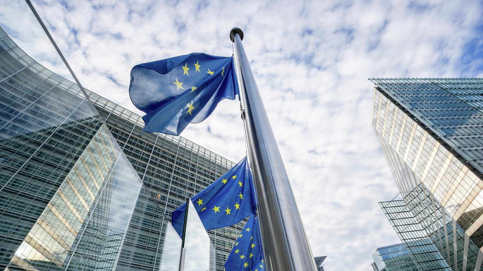 Флаги Европейского союза у здания штаб-квартиры ЕС в Брюсселе - РИА Новости, 1920, 14.07.2022