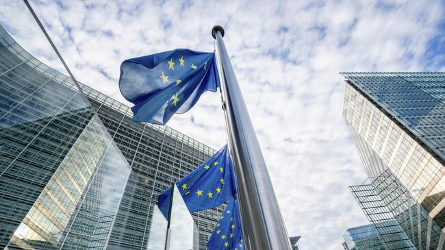 Флаги Европейского союза у здания штаб-квартиры ЕС в Брюсселе. Архивное фото