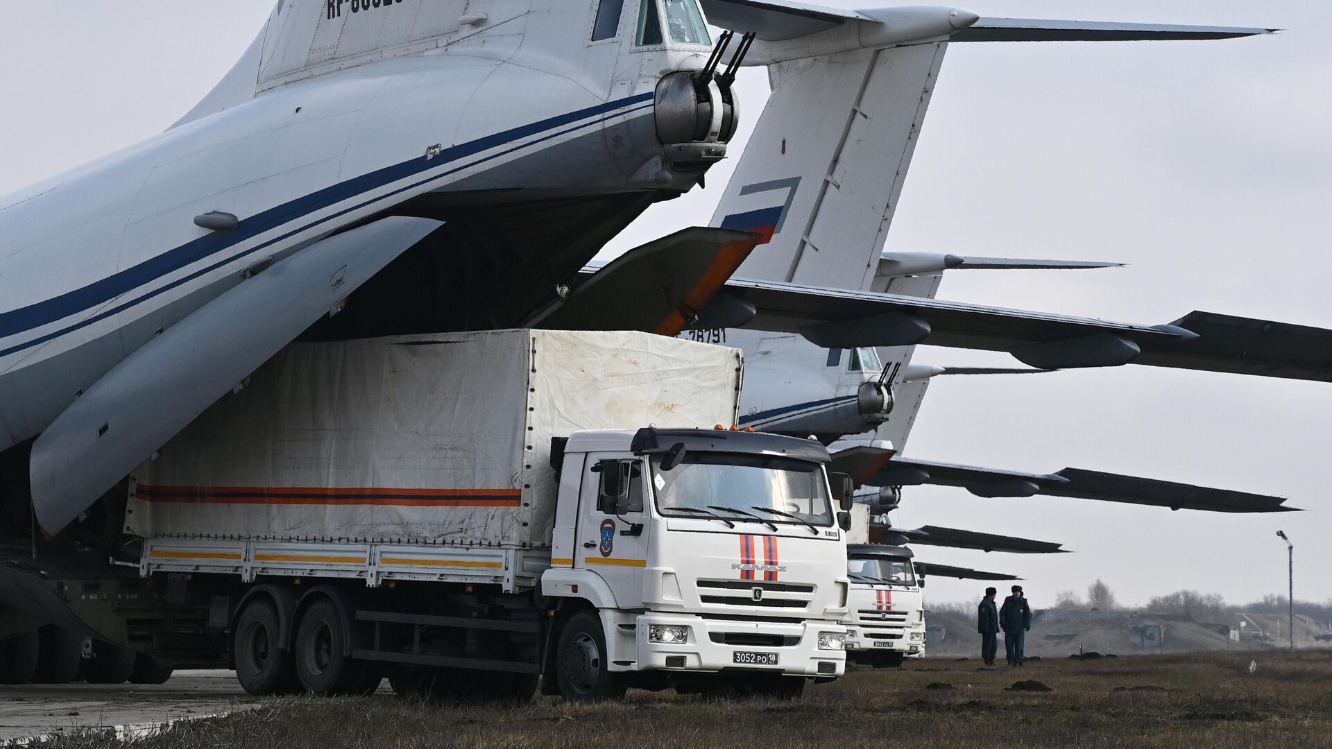 Загрузка гуманитарной помощи для жителей Украины в самолеты военно-транспортной авиации Ил-76 ВКС России на военном аэродроме Ростов-на-Дону  - РИА Новости, 1920, 14.03.2022