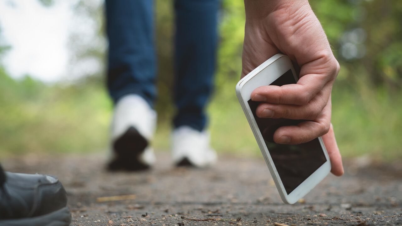 Почему опасно подбирать найденные смартфоны
