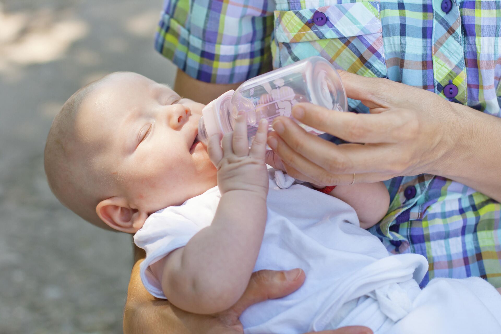 Можно новорожденному пить воду. Допаивание ребенка водой. Младенческий Возраст. Новорожденный в воде. Пьет грудничок много.