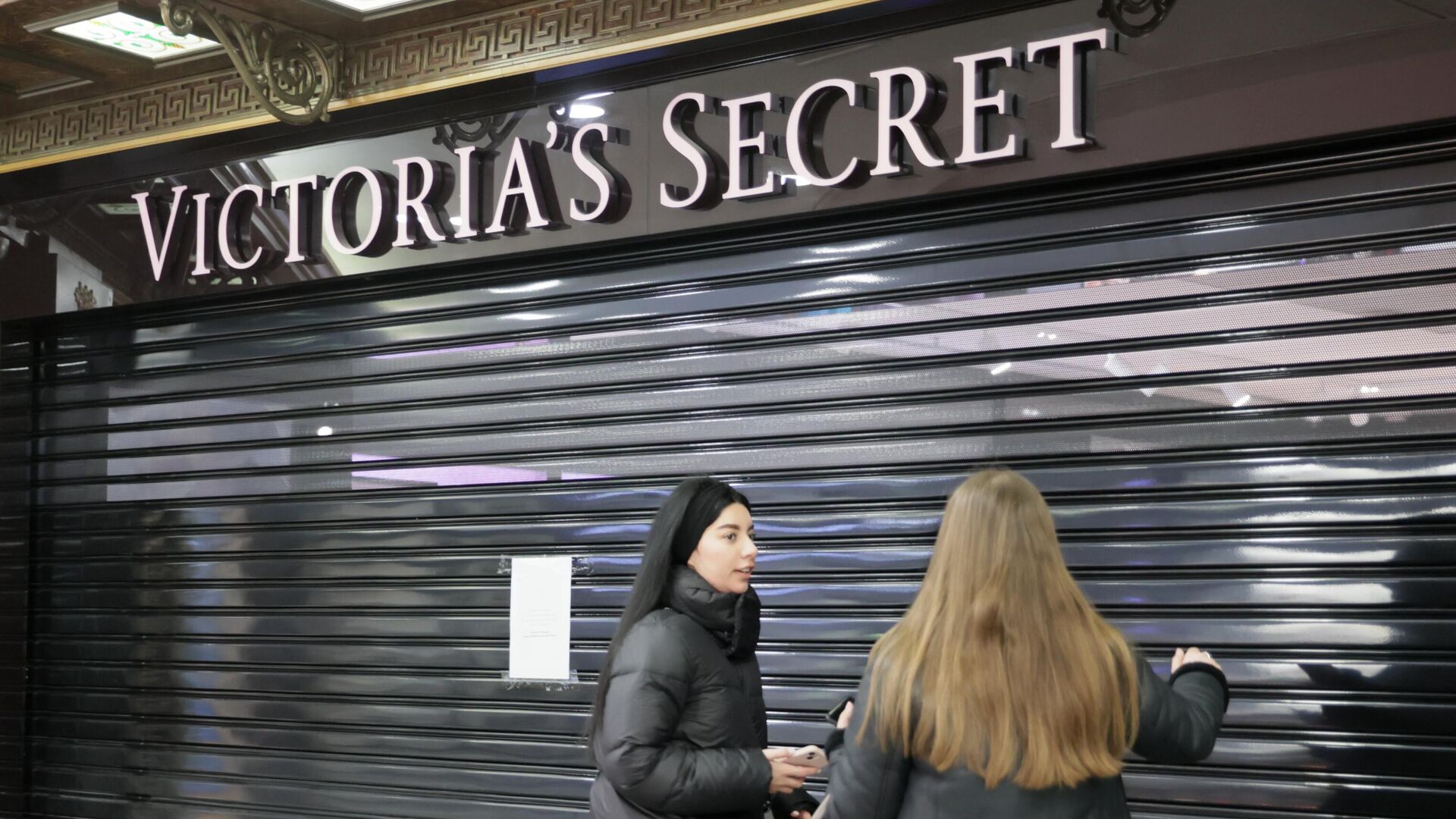 Девушки у закрытого магазина одежды Victoria's Secret в ТЦ Охотный ряд в Москве - РИА Новости, 1920, 13.03.2022