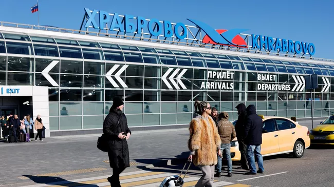 Пассажиры у международного аэропорта Храброво (Калининград) 
