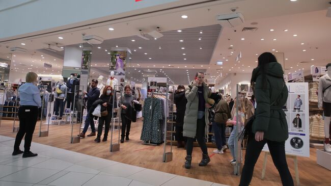 Покупатели в магазине одежды Uniqlo ТЦ Авиапарк в Москве