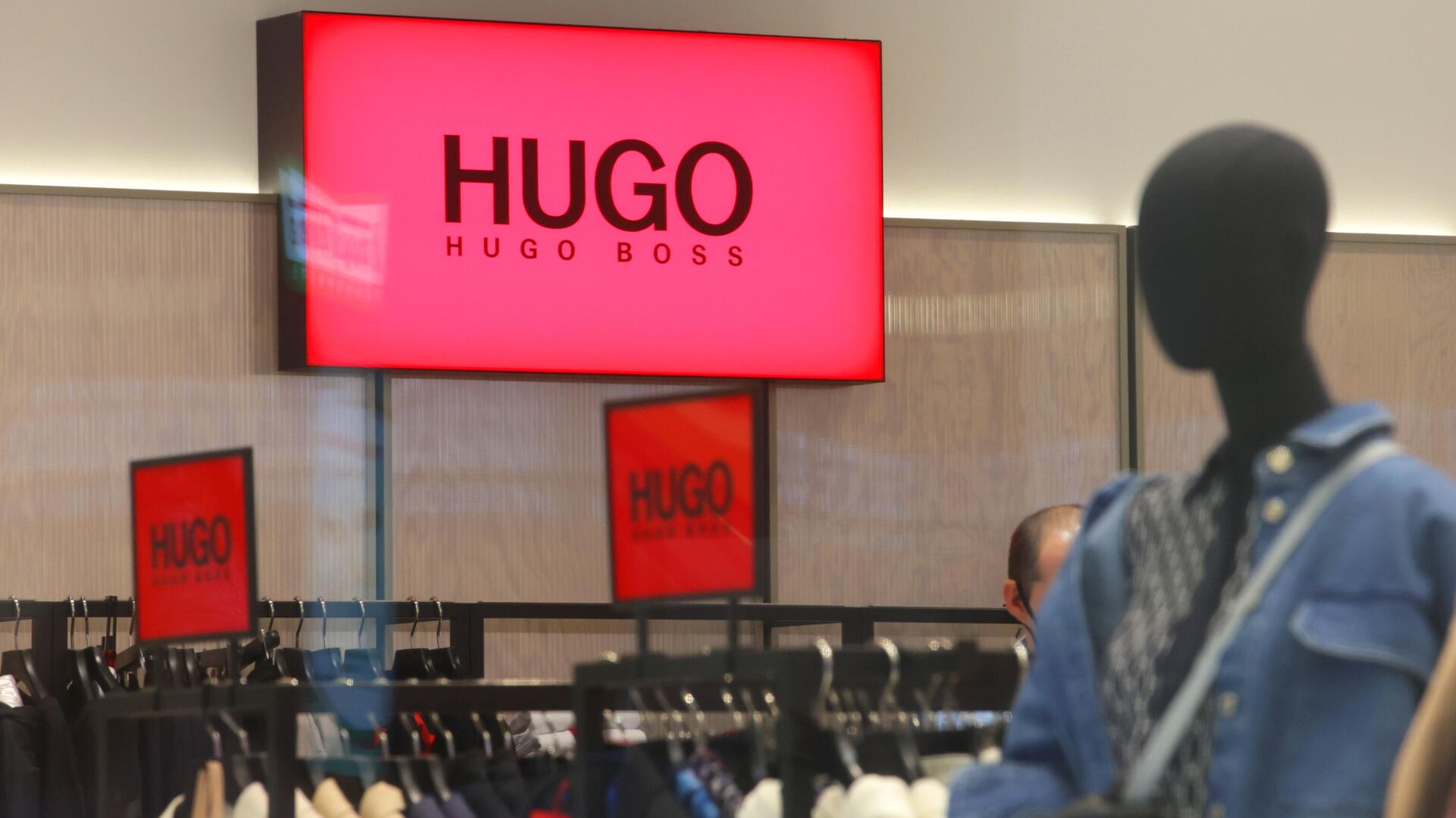 Закрытый магазин одежды Hugo Boss в ТЦ Авиапарк в Москве - РИА Новости, 1920, 16.08.2023