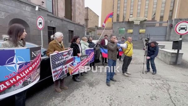 Участники акции в поддержку России, проводящей военную спецоперацию по демилитаризации Украины, в Ереване, Армения
