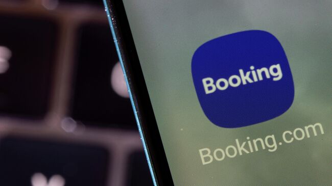 Иконка компании Booking.com на экране смартфона 