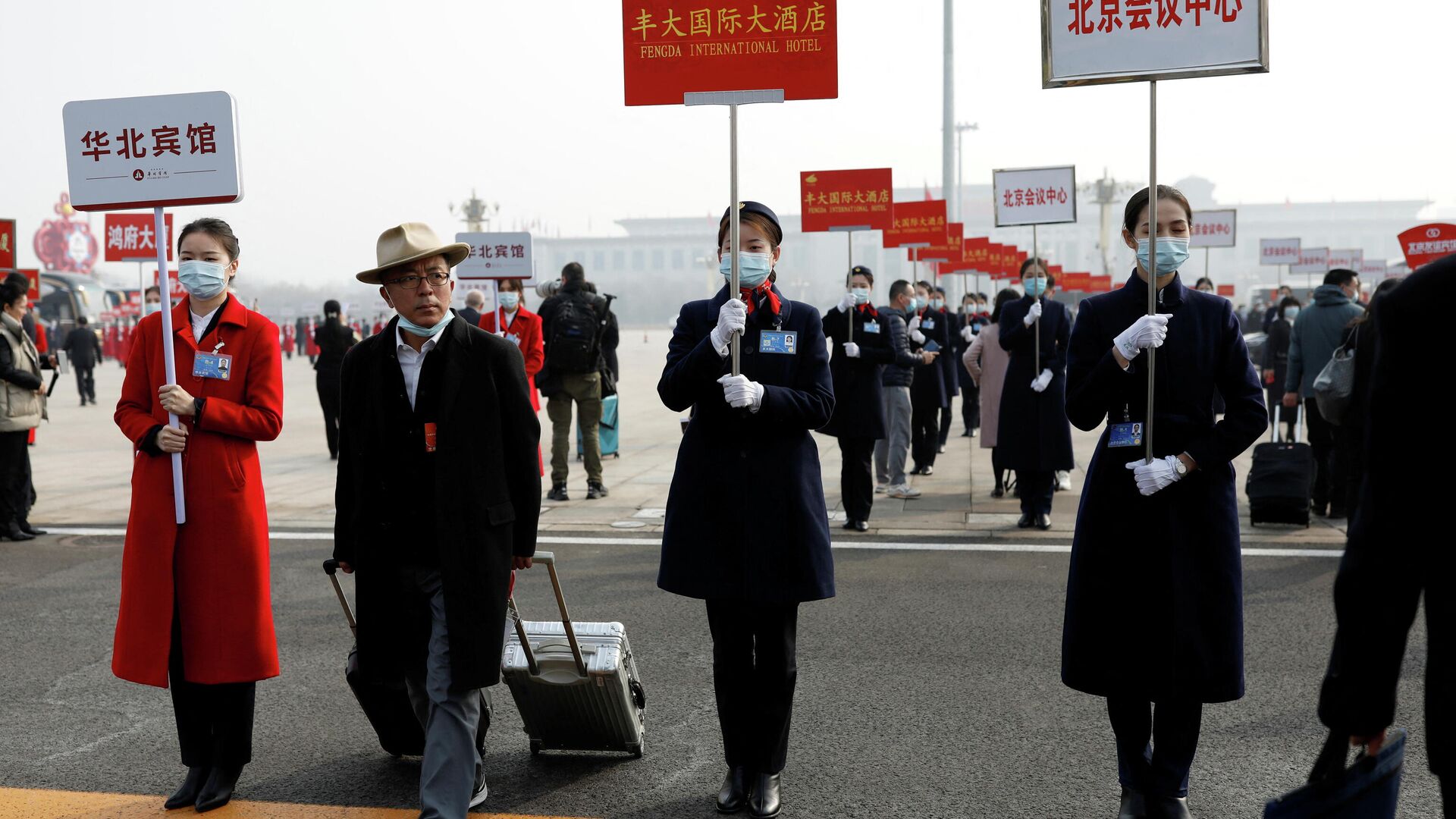 Делегаты на площади Тяньаньмэнь после заключительного заседания НПКСК в Пекине - РИА Новости, 1920, 11.03.2022