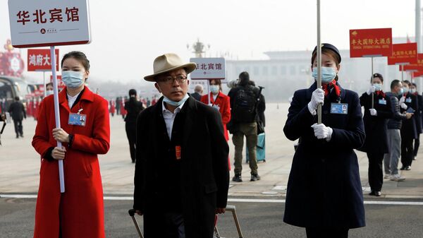 Делегаты на площади Тяньаньмэнь после заключительного заседания НПКСК в Пекине