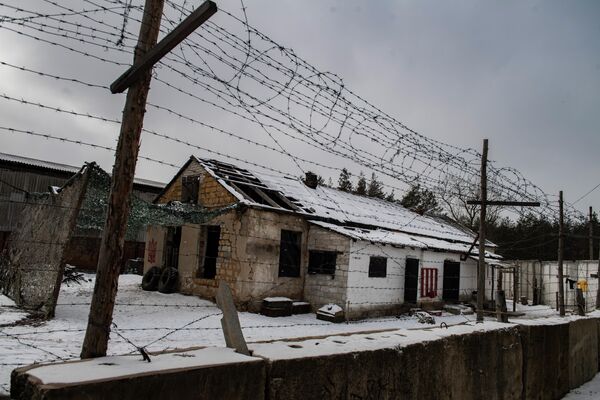 Территория бывшего колбасного завода, в котором была создана нелегальная тюрьма нацбатальона Айдар, в селе Половинкино Старобельского района в ЛНР