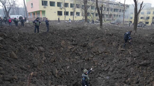 Территория больницы в Мариуполе, по которой якобы был совершен авиаудар