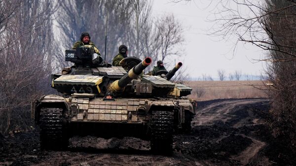 Танки Т-72 народной милиции ДНР на дороге под Волновахой