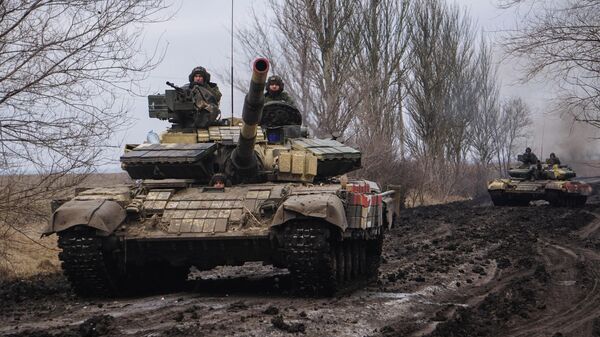 Танки Т-64 народной милиции ДНР на дороге под Волновахой