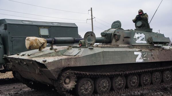 Самоходная артиллерийская гаубица 2С1 Гвоздика народной милиции ДНР на дороге под Волновахой