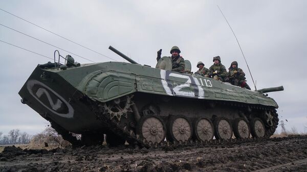 Военнослужащие народной милиции ДНР на боевой машине пехоты БМП-2 под Волновахой