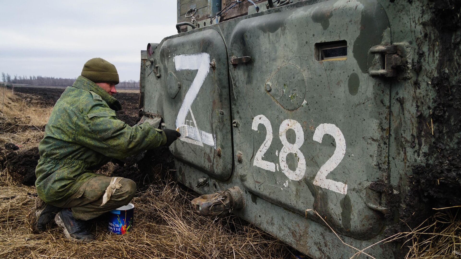 Военнослужащий народной милиции ДНР наносит знак Z на бронетехнику - РИА Новости, 1920, 24.03.2022