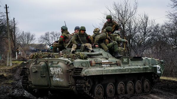 Военнослужащие народной милиции ДНР на боевой машине пехоты БМП-2 под Волновахой