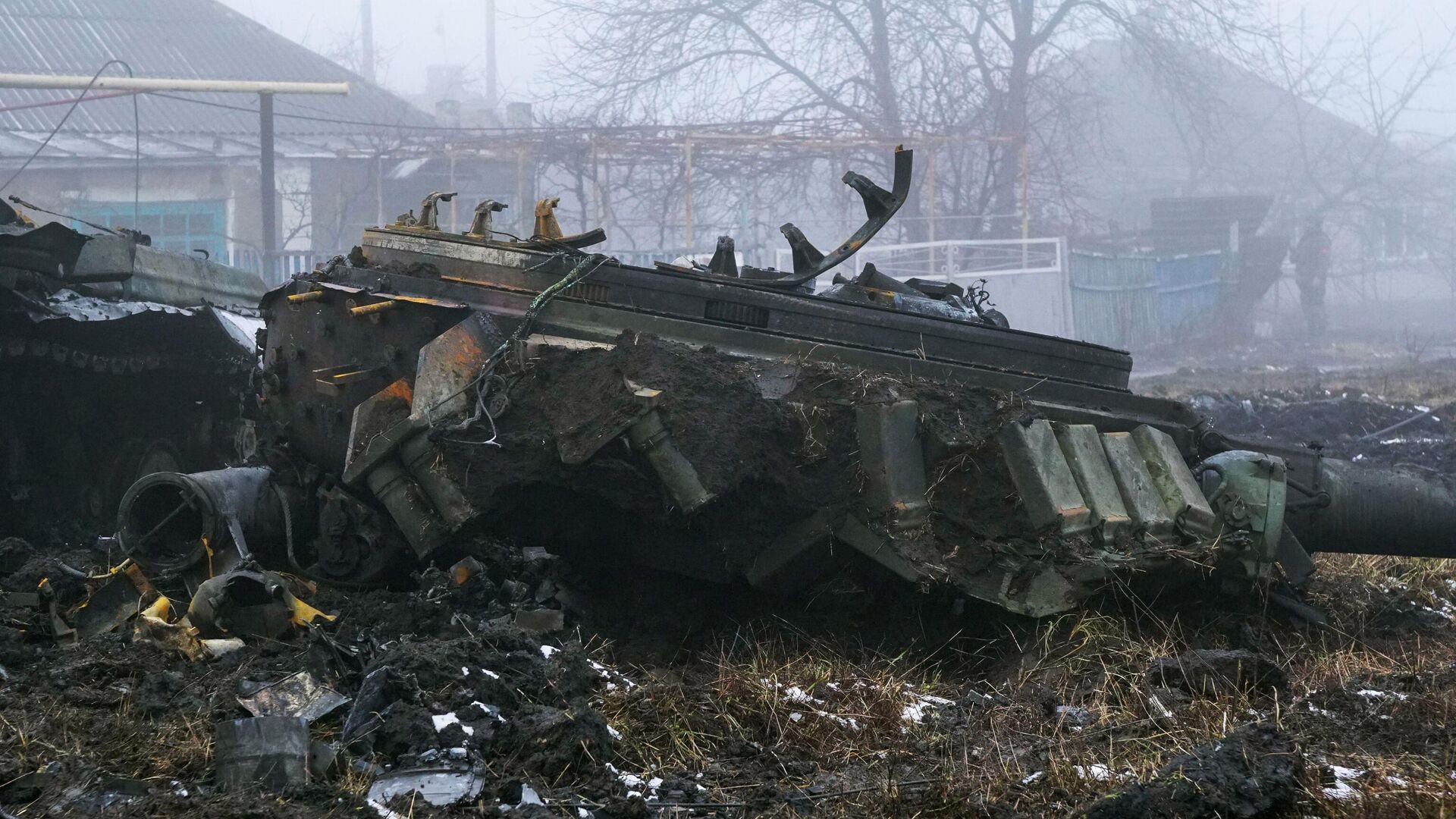 Уничтоженная военная техника ВСУ и мусор в частном секторе Волновахи - РИА Новости, 1920, 26.03.2022