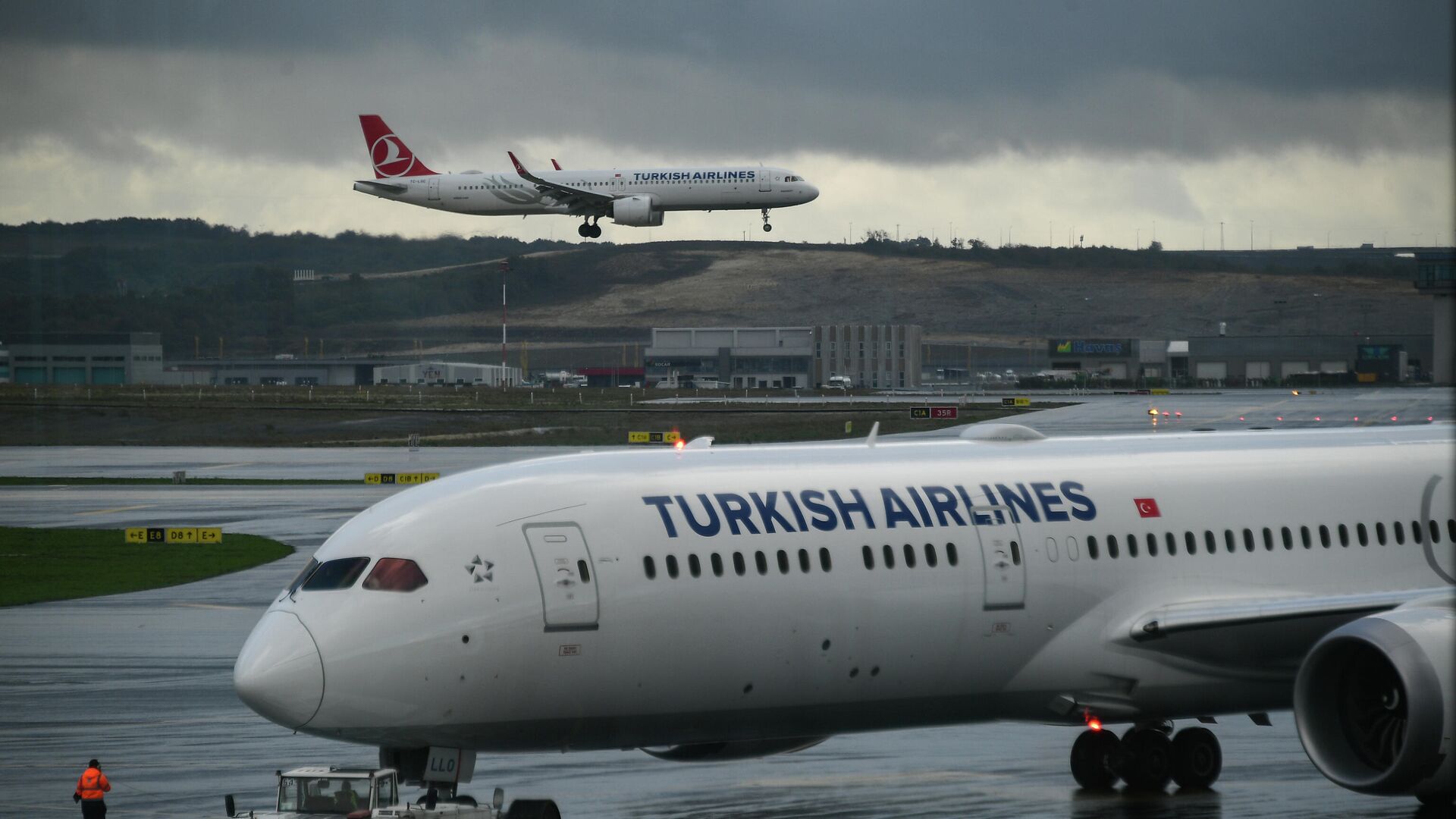 Самолеты авиакомпании Turkish Airlines в Международном аэропорту Стамбула - РИА Новости, 1920, 12.04.2024