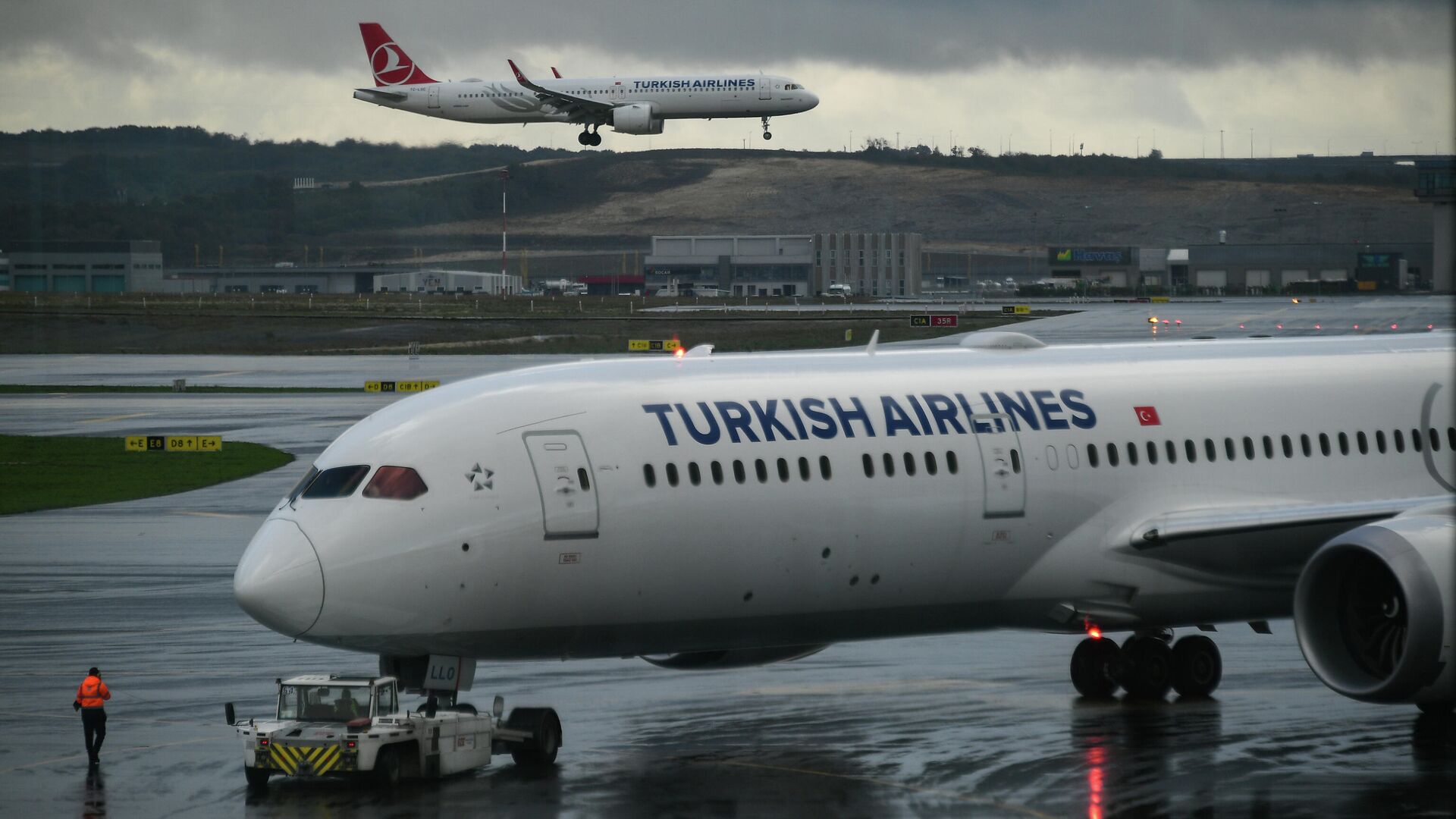 Самолеты авиакомпании Turkish Airlines в Международном аэропорту Стамбула - РИА Новости, 1920, 25.04.2024