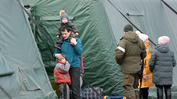 Беженцы из Мариуполя у палаток пункта оказания помощи эвакуированному населению в селе Безыменное Новоазовского района