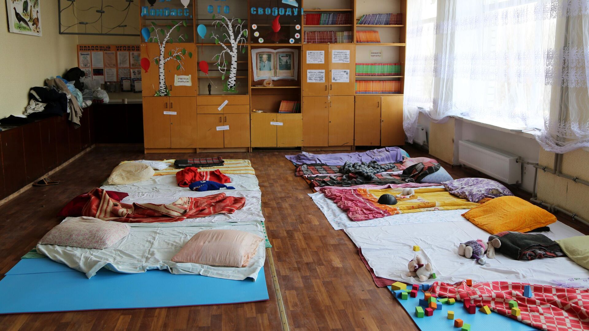 Один из классов в здании школы, где живут беженцы - РИА Новости, 1920, 01.07.2022