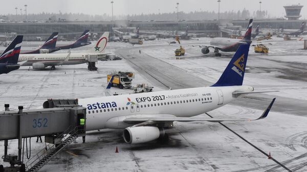 Посадка пассажиров в самолет Airbus A320 авиакомпании Air Astana в аэропорту Шереметьево