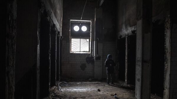 Журналист в помещении бывшего колбасного завода, в котором была создана нелегальная тюрьма нацбатальона Айдар 