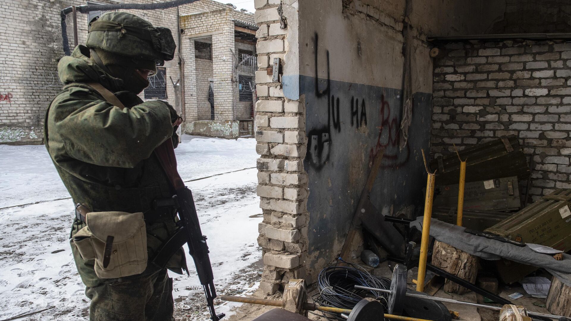 Военнослужащий народной милиции ЛНР на территории бывшего колбасного завода, в котором была создана нелегальная тюрьма нацбатальона Айдар - РИА Новости, 1920, 17.03.2022