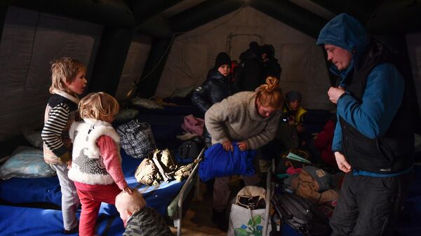 Беженцы из Мариуполя в пункте оказания помощи эвакуированному населению в селе Безыменное Новоазовского района