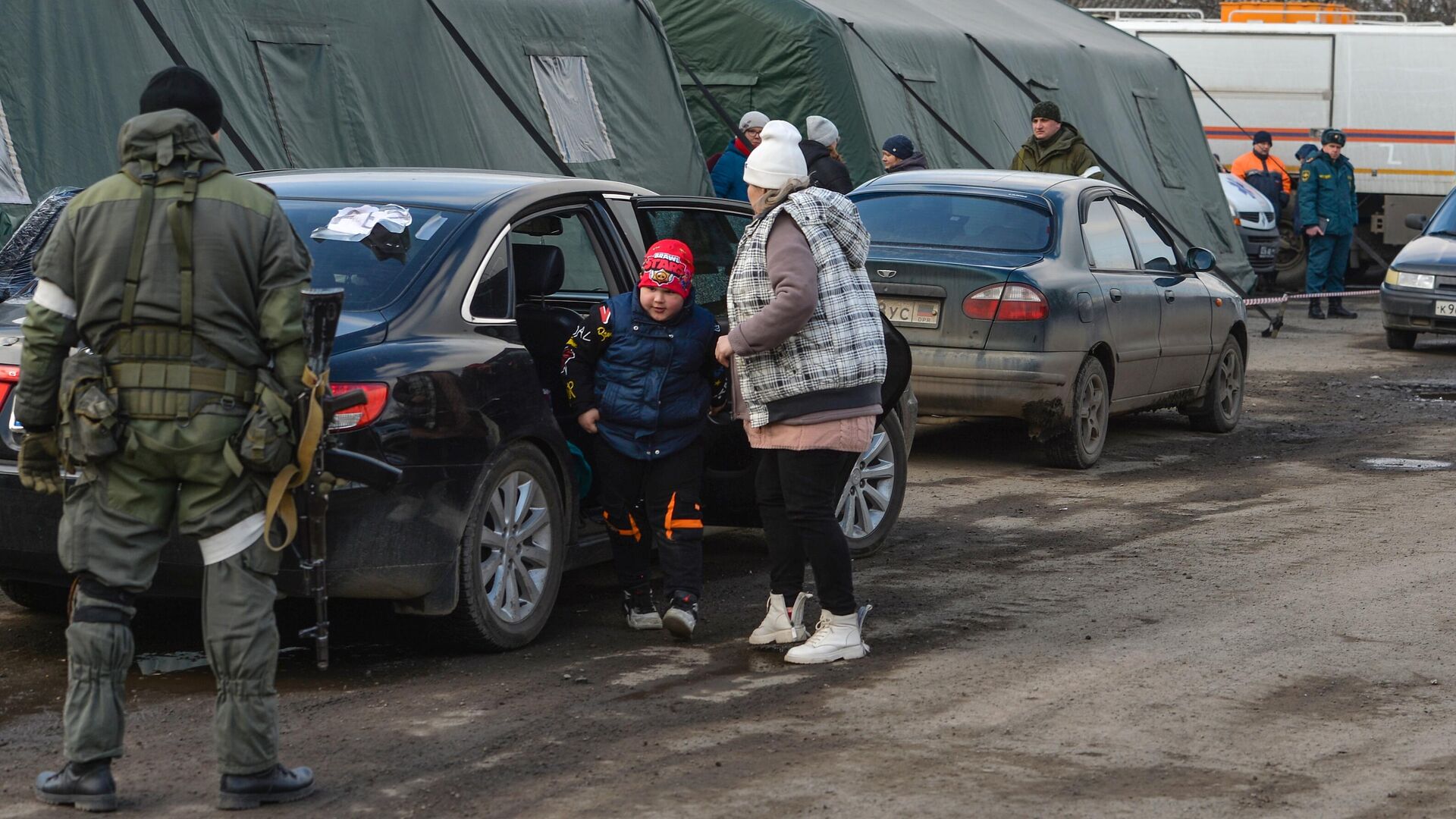 Беженцы из Мариуполя у палаток пункта оказания помощи эвакуированному населению в селе Безыменное - РИА Новости, 1920, 12.03.2022