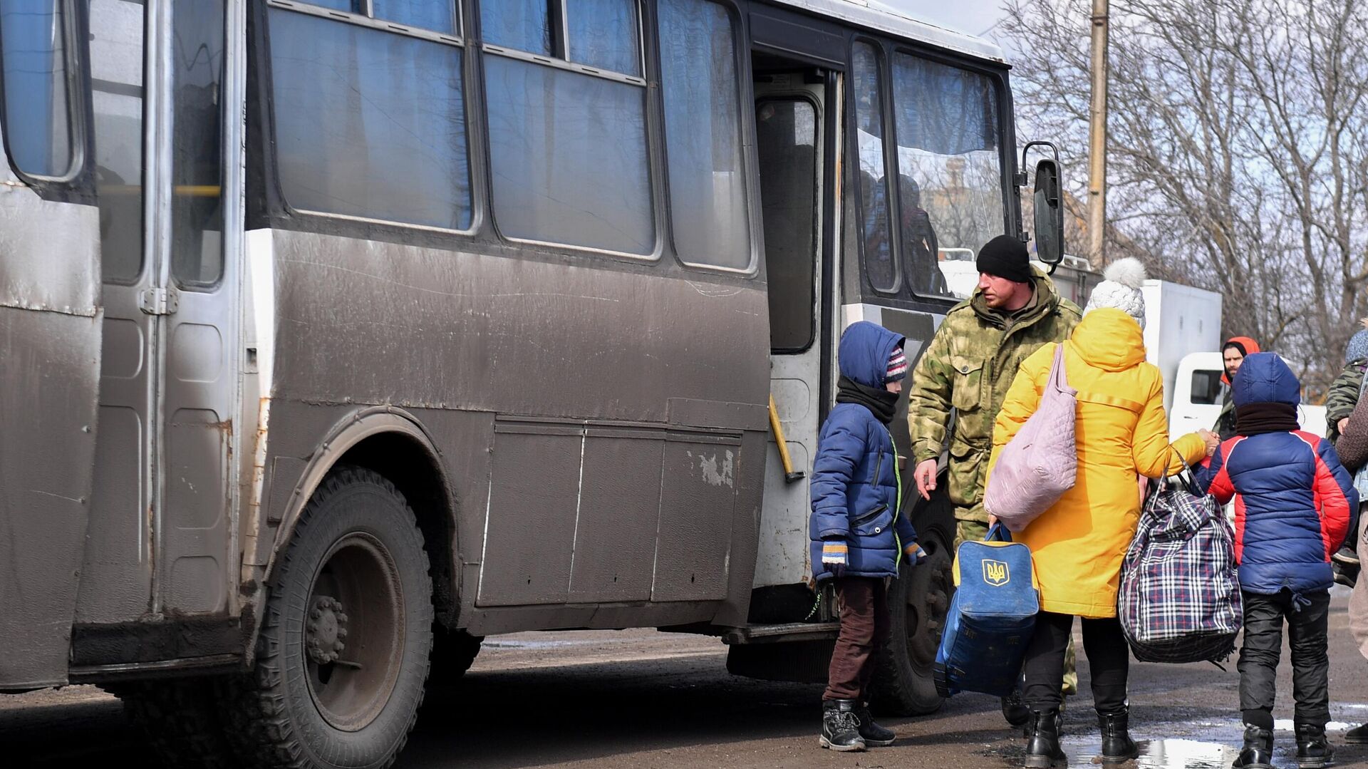 Беженцы из Мариуполя у пункта оказания помощи эвакуированному населению в селе Безыменное - РИА Новости, 1920, 14.03.2022