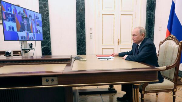 Президент РФ Владимир Путин проводит оперативное совещание с постоянными членами Совета безопасности РФ 