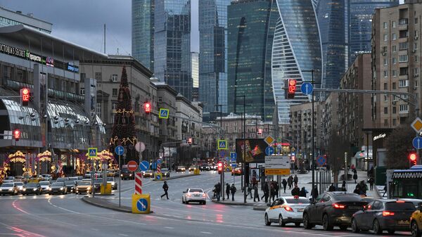 Движение автотранспорта по улице Большая Дорогомиловская в Москве