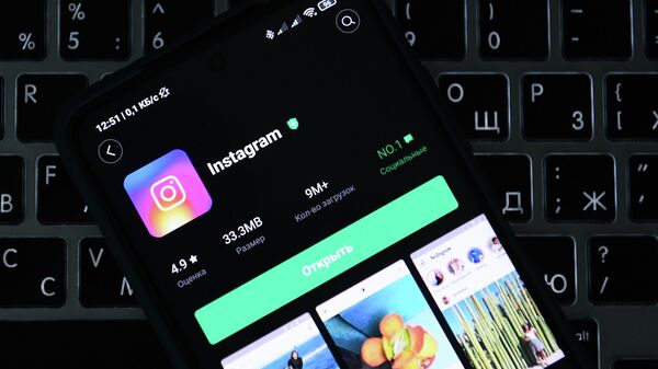 Приложение Instagram на экране смартфона