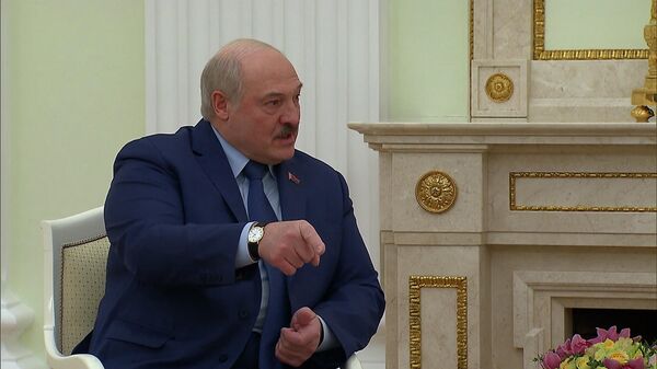Покажу, откуда на Беларусь готовилось нападение – Лукашенко привез на встречу с Путиным карту