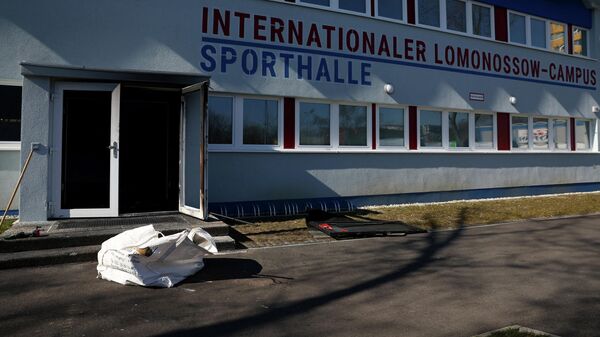 Вход в спортзал немецко-русской школы Ломоносова в Берлине после поджога