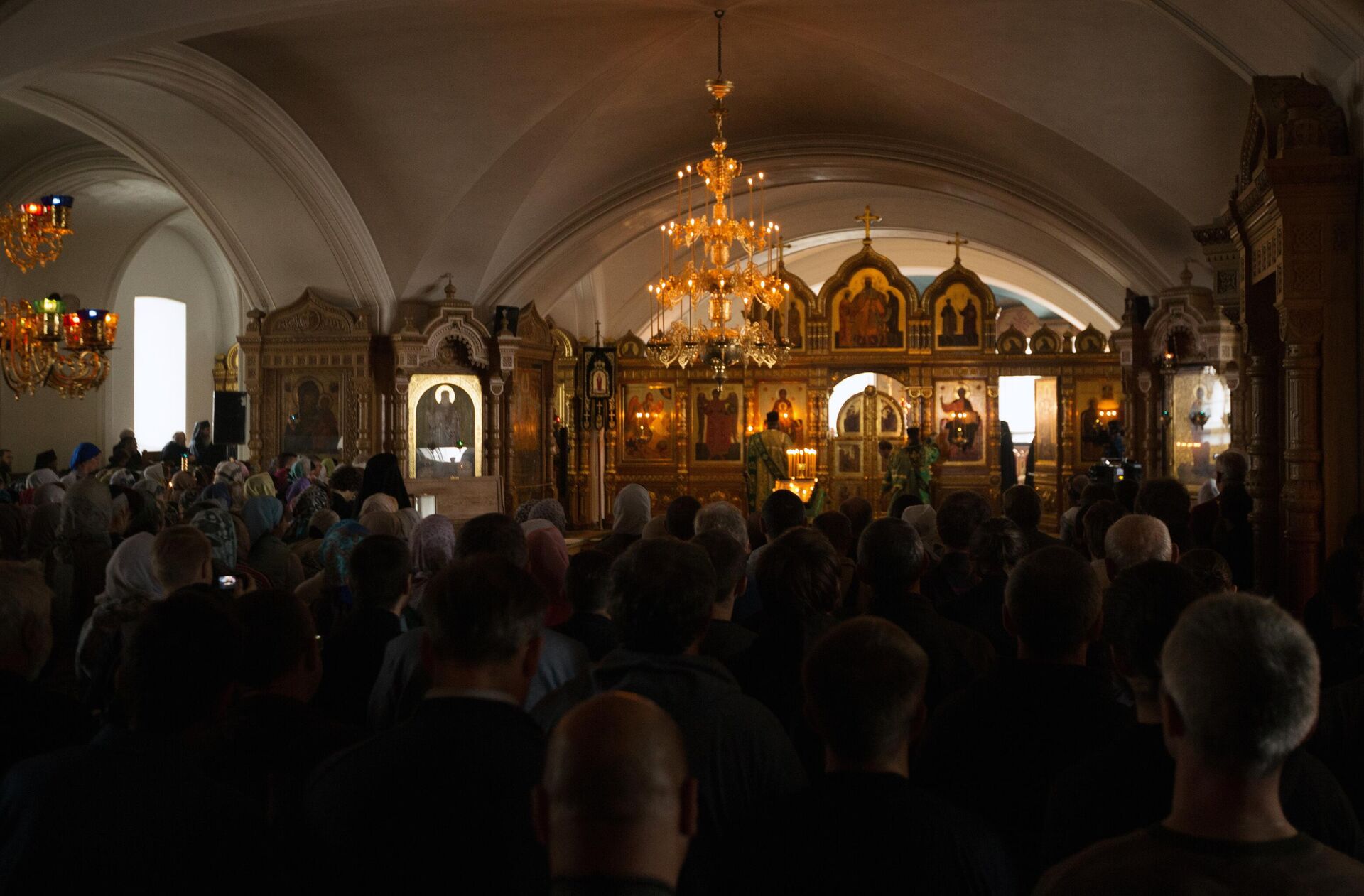 Верующие во время вечерней службы в Спасо-Преображенском соборе  - РИА Новости, 1920, 11.03.2022